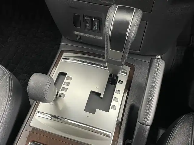 三菱 パジェロ ロング スーパーエクシード 道央・札幌 2019(令1)年 6万km ウォームホワイトパール ・４WD/・寒冷地仕様/・純正SDナビ/・CD／DVD／Bluetooth／フルセグ/・バックカメラ/・ロックフォードサウンド/・ビルトインETC/・前後ドライブレコーダー/・クルーズコントロール/・盗難防止装置/・横滑り防止装置/・トラクションコントロール/・レインセンサー/・本革巻きウッド調ステアリング/・チャイルドシート固定機能付きシートベルト/・レザーシート/・前席シートヒーター/・前席パワーシート/・HIDヘッドライト/・フォグランプ（フロント・リア）/・リモコンキー