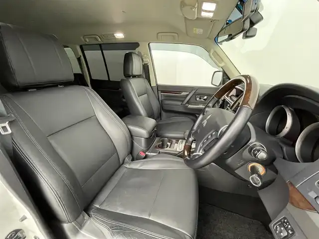 三菱 パジェロ ロング スーパーエクシード 道央・札幌 2019(令1)年 6万km ウォームホワイトパール ・４WD/・寒冷地仕様/・純正SDナビ/・CD／DVD／Bluetooth／フルセグ/・バックカメラ/・ロックフォードサウンド/・ビルトインETC/・前後ドライブレコーダー/・クルーズコントロール/・盗難防止装置/・横滑り防止装置/・トラクションコントロール/・レインセンサー/・本革巻きウッド調ステアリング/・チャイルドシート固定機能付きシートベルト/・レザーシート/・前席シートヒーター/・前席パワーシート/・HIDヘッドライト/・フォグランプ（フロント・リア）/・リモコンキー