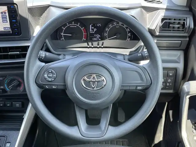 トヨタ ライズ X 道央・札幌 2024(令6)年 1.4万km ブラックマイカメタリック ４ＷＤ/社外ナビ/【ＣＤ／ＤＶＤ／ＢＴ／ＴＶ】/バックカメラ/ブレーキアシスト/車線逸脱警報/横滑り防止装置/フロントワイパーデアイサー/ＬＥＤ/オートライト/ヘッドライトレベライザー/オート電動格納ミラー/ウィンカーミラー/コーナーセンサー/アイドリングストップ/ＵＳＢ出力電源/プッシュスタート/スマートキー/前席シートヒーター/社外フロアマット/サイド／カーテンエアバッグ