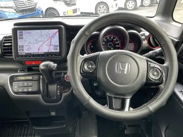 ホンダ Ｎ ＢＯＸ 2トーン カスタム G ターボLパッケージ 福岡県 2015(平27)年 8.6万km プレミアムホワイトパールⅡ (株)IDOMが運営する【じしゃロン八幡西店】の自社ローン専用車両になります。こちらは現金またはオートローンご利用時の価格です。自社ローンご希望の方は別途その旨お申付けください/純正SDナビ【VXM-165VFEi】/　（純正SDナビ・Bluetooth・DVD・CD・AM/FM)/バックカメラ/ステアリングスイッチ/ETC/クルーズコントロール/シティブレーキアクティブシステム/横滑り防止装置/両側パワースライドドア/ハーフレザーシート/電動格納ウィンカーミラー/ISOFIX/オートライト/純正HIDヘッドライト/純正フロアマット/純正15インチアルミホイール
