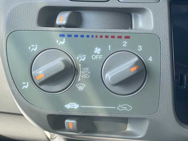 ホンダ Ｎ ＢＯＸ G 福岡県 2013(平25)年 8.1万km プレミアムホワイトパール 純正オーディオ（WX-128CU）/（AM/FM/CD）/ワンオーナー/社外13インチアルミホイール/横滑り防止装置/アイドリングストップ/両側スライドドア/スマートキー/プッシュスタート/純正フロアマット/ドアバイザー/電動格納ミラー/ヘッドライトレベライザー/Wエアバッグ