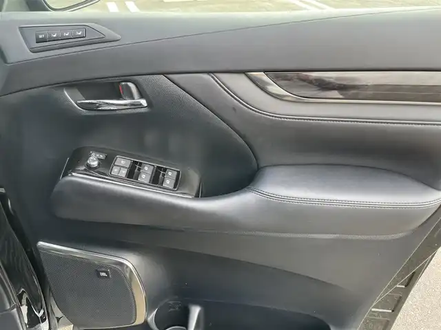 トヨタ アルファード S Cパッケージ 佐賀県 2018(平30)年 6.7万km 黒 純正10インチナビゲーション/CD/DVD/Blu-ray/Bluetooth/HDMI/USB/フルセグTV/JBLプレミアムサウンド/フリップダウンモニター/デジタルインナーミラー/ビルトインETC2.0/TVキャンセラー/両側パワースライドドア/パワーバックドア/合皮レザーシート/・シートヒーター/・ベンチレーション/・パワーシート/・メモリシート/・オットマン/革巻きステアリング/・ステアリングヒーター/・ステアリングリモコン/純正LEDヘッドライト/・オートマチックハイビーム/純正18インチアルミホイール/純正フロアマット/電子パーキングブレーキ/・オートブレーキホールド/Toyota Safety Sense/・プリクラッシュセーフティ/・レーントレーシングアシスト/・レーダークルーズコントロール/・クリアランスソナー/・パーキングサポートブレーキ/・ブラインドスポットモニター/インテリジェントパーキングアシスト/スマートキー