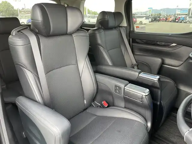 トヨタ アルファード S Cパッケージ 佐賀県 2018(平30)年 6.7万km 黒 純正10インチナビゲーション/CD/DVD/Blu-ray/Bluetooth/HDMI/USB/フルセグTV/JBLプレミアムサウンド/フリップダウンモニター/デジタルインナーミラー/ビルトインETC2.0/TVキャンセラー/両側パワースライドドア/パワーバックドア/合皮レザーシート/・シートヒーター/・ベンチレーション/・パワーシート/・メモリシート/・オットマン/革巻きステアリング/・ステアリングヒーター/・ステアリングリモコン/純正LEDヘッドライト/・オートマチックハイビーム/純正18インチアルミホイール/純正フロアマット/電子パーキングブレーキ/・オートブレーキホールド/Toyota Safety Sense/・プリクラッシュセーフティ/・レーントレーシングアシスト/・レーダークルーズコントロール/・クリアランスソナー/・パーキングサポートブレーキ/・ブラインドスポットモニター/インテリジェントパーキングアシスト/スマートキー