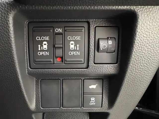 ホンダ ステップワゴン スパーダ eHEV 兵庫県 2025(令7)年 0.1千km クリスタルブラックパール ・登録済未使用車　/・純正メモリナビ　（LXM-247VFLi)/（CD/DVD/SD/Bluetooth/フルセグTV）　/・コーナーセンサー/・ＡＣＣ　/・ＬＫＡ/・ＰＣＳ/・ＢＳＭ　/・両側パワースライドドア　/・パワーバックドア　/・パドルシフト　/・シートヒーター/・ハーフレザーシート　/・ヘッドライトレベライザー/・ＬＥＤヘッドライト/・LEDフォグランプ/。スペアキー×１