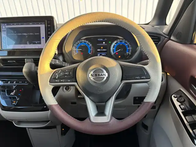 日産 ルークス オーテック 滋賀県 2022(令4)年 0.3万km フローズンバニラパール ワンオーナー/９型純正ナビ/・Bluetooth/フルセグ/HDMI/アラウンドビューモニター/ステアリングリモコン/ETC/前後ドライブレコーダー/片側パワースライドドア/ハーフレザーシート/LEDオートライト/フォグライト/エマージェンシーブレーキ/先行車発進お知らせ/車線逸脱警報装置/ふらつき検知/スマートキー