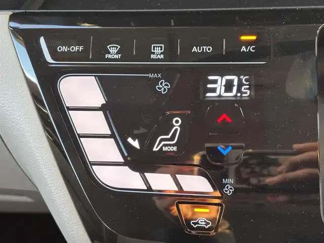 日産 ルークス オーテック 滋賀県 2022(令4)年 0.3万km フローズンバニラパール ワンオーナー/９型純正ナビ/・Bluetooth/フルセグ/HDMI/アラウンドビューモニター/ステアリングリモコン/ETC/前後ドライブレコーダー/片側パワースライドドア/ハーフレザーシート/LEDオートライト/フォグライト/エマージェンシーブレーキ/先行車発進お知らせ/車線逸脱警報装置/ふらつき検知/スマートキー