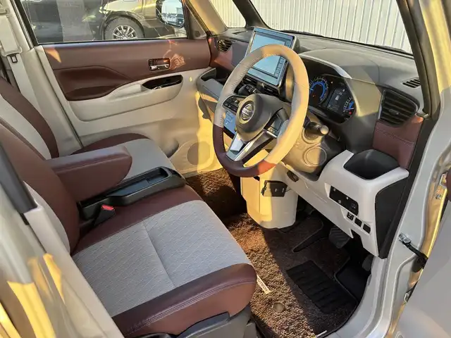 日産 ルークス オーテック 滋賀県 2022(令4)年 0.3万km フローズンバニラパール ワンオーナー/９型純正ナビ/・Bluetooth/フルセグ/HDMI/アラウンドビューモニター/ステアリングリモコン/ETC/前後ドライブレコーダー/片側パワースライドドア/ハーフレザーシート/LEDオートライト/フォグライト/エマージェンシーブレーキ/先行車発進お知らせ/車線逸脱警報装置/ふらつき検知/スマートキー