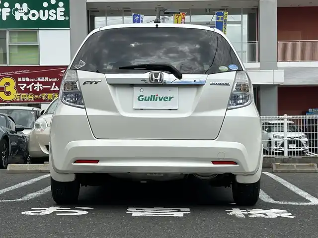 ホンダ フィット ハイブリット ナビ プレミアムセレクション 長崎県 2011(平23)年 6.1万km プレミアムホワイトパール 純正HDDナビ(FM/AM/ワンセグ/HDD音楽サーバー/DISC)/キーレス/取扱説明書/追従機能無しクルーズコントロール/ビルトインETC/バックカメラ/運転席・助手席シートヒーター/純正フロアマット/純正15インチAW/ABS/VSA/イモビライザーシステム/オートライト/SRSエアバッグ/パドルシフト/オートアイドルストップシステム/ステアリングスイッチ