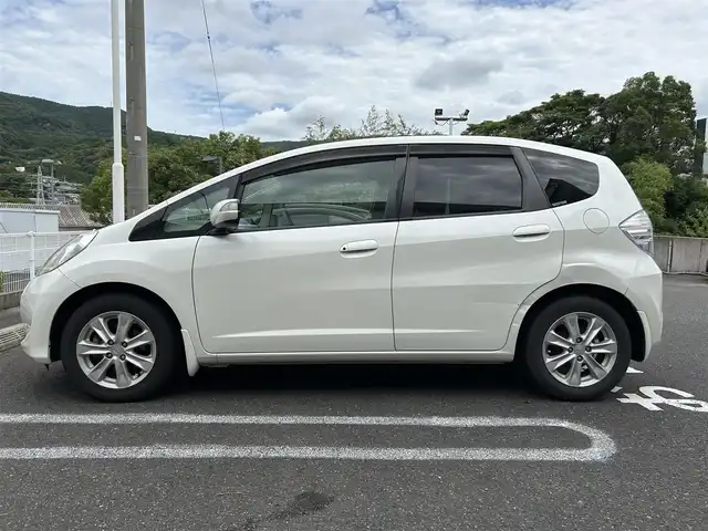 ホンダ フィット ハイブリット ナビ プレミアムセレクション 長崎県 2011(平23)年 6.1万km プレミアムホワイトパール 純正HDDナビ(FM/AM/ワンセグ/HDD音楽サーバー/DISC)/キーレス/取扱説明書/追従機能無しクルーズコントロール/ビルトインETC/バックカメラ/運転席・助手席シートヒーター/純正フロアマット/純正15インチAW/ABS/VSA/イモビライザーシステム/オートライト/SRSエアバッグ/パドルシフト/オートアイドルストップシステム/ステアリングスイッチ
