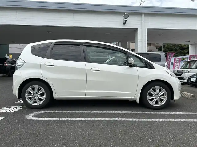 ホンダ フィット ハイブリット ナビ プレミアムセレクション 長崎県 2011(平23)年 6.1万km プレミアムホワイトパール 純正HDDナビ(FM/AM/ワンセグ/HDD音楽サーバー/DISC)/キーレス/取扱説明書/追従機能無しクルーズコントロール/ビルトインETC/バックカメラ/運転席・助手席シートヒーター/純正フロアマット/純正15インチAW/ABS/VSA/イモビライザーシステム/オートライト/SRSエアバッグ/パドルシフト/オートアイドルストップシステム/ステアリングスイッチ