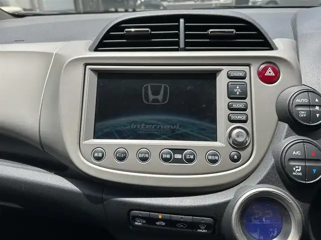 ホンダ フィット ハイブリット ナビ プレミアムセレクション 長崎県 2011(平23)年 6.1万km プレミアムホワイトパール 純正HDDナビ(FM/AM/ワンセグ/HDD音楽サーバー/DISC)/キーレス/取扱説明書/追従機能無しクルーズコントロール/ビルトインETC/バックカメラ/運転席・助手席シートヒーター/純正フロアマット/純正15インチAW/ABS/VSA/イモビライザーシステム/オートライト/SRSエアバッグ/パドルシフト/オートアイドルストップシステム/ステアリングスイッチ