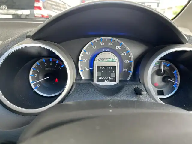 ホンダ フィット ハイブリット ナビ プレミアムセレクション 長崎県 2011(平23)年 6.1万km プレミアムホワイトパール 純正HDDナビ(FM/AM/ワンセグ/HDD音楽サーバー/DISC)/キーレス/取扱説明書/追従機能無しクルーズコントロール/ビルトインETC/バックカメラ/運転席・助手席シートヒーター/純正フロアマット/純正15インチAW/ABS/VSA/イモビライザーシステム/オートライト/SRSエアバッグ/パドルシフト/オートアイドルストップシステム/ステアリングスイッチ