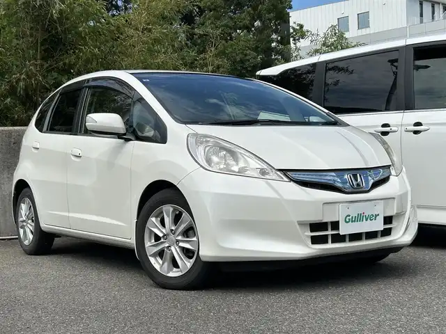 ホンダ フィット ハイブリット ナビ プレミアムセレクション 長崎県 2011(平23)年 6.1万km プレミアムホワイトパール 純正HDDナビ(FM/AM/ワンセグ/HDD音楽サーバー/DISC)/キーレス/取扱説明書/追従機能無しクルーズコントロール/ビルトインETC/バックカメラ/運転席・助手席シートヒーター/純正フロアマット/純正15インチAW/ABS/VSA/イモビライザーシステム/オートライト/SRSエアバッグ/パドルシフト/オートアイドルストップシステム/ステアリングスイッチ