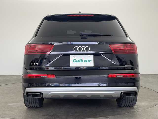アウディ Ｑ７ 2．0TFSIクワトロ 兵庫県 2016(平28)年 5.9万km 黒 ・純正メモリナビ/・ビルドインETC/・前方ドライブレコーダー/・ビルドインETC/・全方位カメラ/・レーダークルーズコントロール/・ダウンヒルアシストコントロール/・アイドリングストップ/・パーキングアシスト/・クリアランスソナー/・電動パーキングブレーキ/・オートホールド/・パドルシフト/・レザーシート/・シートヒーター（D席＋N席）/・スカイルーフ/・LEDオートライト/・純正21インチアルミホイール/・後席モニター/・衝突被害軽減システム/・横滑り防止装置/・盗難防止装置/・スマートキー/・プッシュスタートボタン