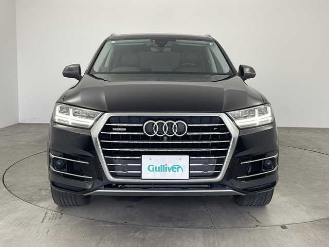 アウディ Ｑ７ 2．0TFSIクワトロ 兵庫県 2016(平28)年 5.9万km 黒 ・純正メモリナビ/・ビルドインETC/・前方ドライブレコーダー/・ビルドインETC/・全方位カメラ/・レーダークルーズコントロール/・ダウンヒルアシストコントロール/・アイドリングストップ/・パーキングアシスト/・クリアランスソナー/・電動パーキングブレーキ/・オートホールド/・パドルシフト/・レザーシート/・シートヒーター（D席＋N席）/・スカイルーフ/・LEDオートライト/・純正21インチアルミホイール/・後席モニター/・衝突被害軽減システム/・横滑り防止装置/・盗難防止装置/・スマートキー/・プッシュスタートボタン