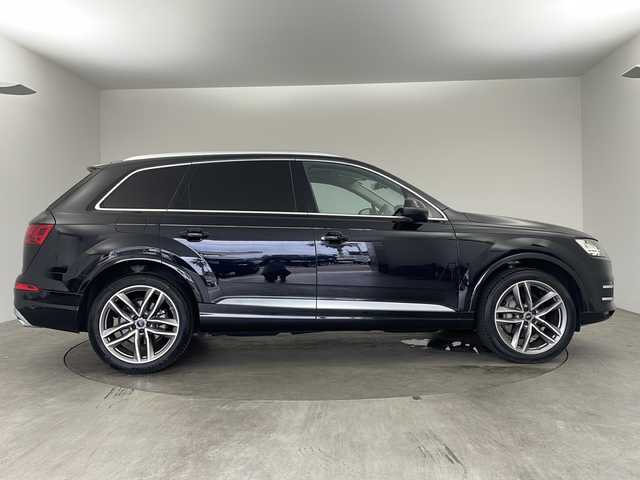アウディ Ｑ７ 2．0TFSIクワトロ 兵庫県 2016(平28)年 5.9万km 黒 ・純正メモリナビ/・ビルドインETC/・前方ドライブレコーダー/・ビルドインETC/・全方位カメラ/・レーダークルーズコントロール/・ダウンヒルアシストコントロール/・アイドリングストップ/・パーキングアシスト/・クリアランスソナー/・電動パーキングブレーキ/・オートホールド/・パドルシフト/・レザーシート/・シートヒーター（D席＋N席）/・スカイルーフ/・LEDオートライト/・純正21インチアルミホイール/・後席モニター/・衝突被害軽減システム/・横滑り防止装置/・盗難防止装置/・スマートキー/・プッシュスタートボタン