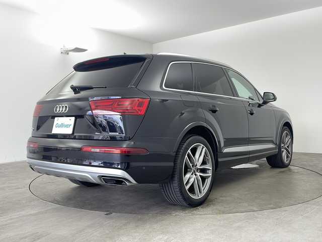 アウディ Ｑ７ 2．0TFSIクワトロ 兵庫県 2016(平28)年 5.9万km 黒 ・純正メモリナビ/・ビルドインETC/・前方ドライブレコーダー/・ビルドインETC/・全方位カメラ/・レーダークルーズコントロール/・ダウンヒルアシストコントロール/・アイドリングストップ/・パーキングアシスト/・クリアランスソナー/・電動パーキングブレーキ/・オートホールド/・パドルシフト/・レザーシート/・シートヒーター（D席＋N席）/・スカイルーフ/・LEDオートライト/・純正21インチアルミホイール/・後席モニター/・衝突被害軽減システム/・横滑り防止装置/・盗難防止装置/・スマートキー/・プッシュスタートボタン