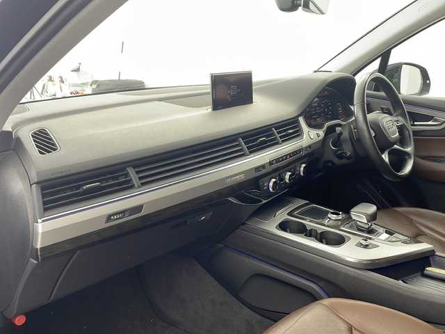 アウディ Ｑ７ 2．0TFSIクワトロ 兵庫県 2016(平28)年 5.9万km 黒 ・純正メモリナビ/・ビルドインETC/・前方ドライブレコーダー/・ビルドインETC/・全方位カメラ/・レーダークルーズコントロール/・ダウンヒルアシストコントロール/・アイドリングストップ/・パーキングアシスト/・クリアランスソナー/・電動パーキングブレーキ/・オートホールド/・パドルシフト/・レザーシート/・シートヒーター（D席＋N席）/・スカイルーフ/・LEDオートライト/・純正21インチアルミホイール/・後席モニター/・衝突被害軽減システム/・横滑り防止装置/・盗難防止装置/・スマートキー/・プッシュスタートボタン