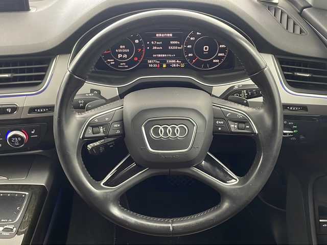 アウディ Ｑ７ 2．0TFSIクワトロ 兵庫県 2016(平28)年 5.9万km 黒 ・純正メモリナビ/・ビルドインETC/・前方ドライブレコーダー/・ビルドインETC/・全方位カメラ/・レーダークルーズコントロール/・ダウンヒルアシストコントロール/・アイドリングストップ/・パーキングアシスト/・クリアランスソナー/・電動パーキングブレーキ/・オートホールド/・パドルシフト/・レザーシート/・シートヒーター（D席＋N席）/・スカイルーフ/・LEDオートライト/・純正21インチアルミホイール/・後席モニター/・衝突被害軽減システム/・横滑り防止装置/・盗難防止装置/・スマートキー/・プッシュスタートボタン