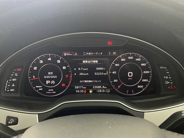 アウディ Ｑ７ 2．0TFSIクワトロ 兵庫県 2016(平28)年 5.9万km 黒 ・純正メモリナビ/・ビルドインETC/・前方ドライブレコーダー/・ビルドインETC/・全方位カメラ/・レーダークルーズコントロール/・ダウンヒルアシストコントロール/・アイドリングストップ/・パーキングアシスト/・クリアランスソナー/・電動パーキングブレーキ/・オートホールド/・パドルシフト/・レザーシート/・シートヒーター（D席＋N席）/・スカイルーフ/・LEDオートライト/・純正21インチアルミホイール/・後席モニター/・衝突被害軽減システム/・横滑り防止装置/・盗難防止装置/・スマートキー/・プッシュスタートボタン