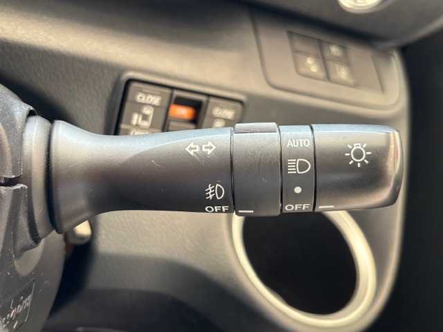 トヨタ シエンタ G 埼玉県 2017(平29)年 3.6万km エアーイエロー 純正ＳＤナビ　/両側電動ドア　/ＴＲＤエアロ　/禁煙車　/Ｂｌｕｅｔｏｏｔｈ　/７人乗り　/衝突軽減　/レーンキープ　/ＬＥＤヘッドライト　/バックカメラ　/フルセグＴＶ　/スペアキー有り