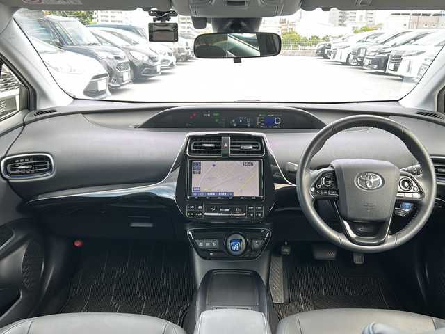 トヨタ プリウス S ツーリングセレクション 沖縄県 2019(令1)年 4.1万km ホワイトパールクリスタルシャイン ワンオーナー/純正９型ナビ/（ＡＭ／ＦＭ／ＣＤ／ＤＶＤ／ＢＴ）/フルセグＴＶ/バックモニター/トヨタセーフティーセンス/クルコン/シートヒーター/オートライト/ＥＴＣ/純正１７ＡＷ/スマートキー/ドラレコ/純正フロアマット