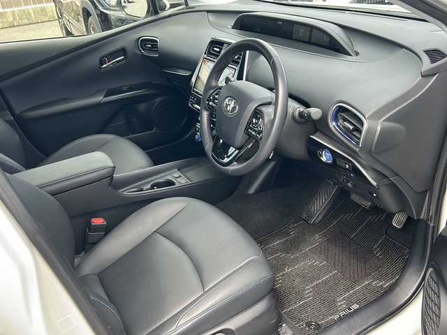 トヨタ プリウス S ツーリングセレクション 沖縄県 2019(令1)年 4.1万km ホワイトパールクリスタルシャイン ワンオーナー/純正９型ナビ/（ＡＭ／ＦＭ／ＣＤ／ＤＶＤ／ＢＴ）/フルセグＴＶ/バックモニター/トヨタセーフティーセンス/クルコン/シートヒーター/オートライト/ＥＴＣ/純正１７ＡＷ/スマートキー/ドラレコ/純正フロアマット