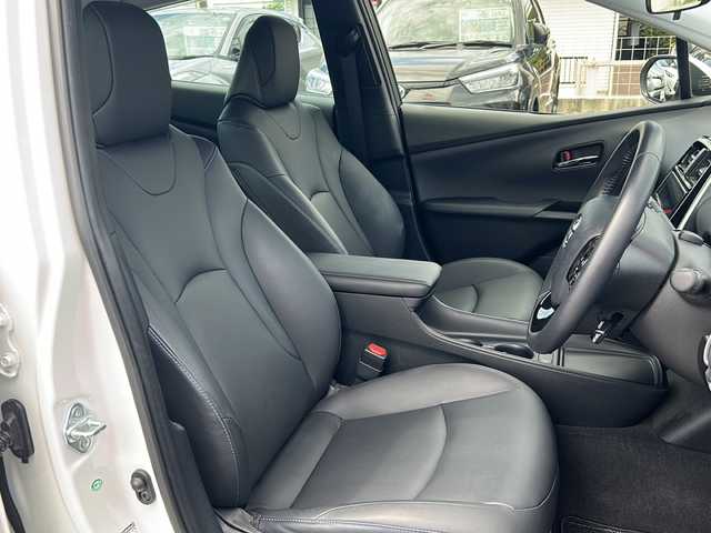 トヨタ プリウス S ツーリングセレクション 沖縄県 2019(令1)年 4.1万km ホワイトパールクリスタルシャイン ワンオーナー/純正９型ナビ/（ＡＭ／ＦＭ／ＣＤ／ＤＶＤ／ＢＴ）/フルセグＴＶ/バックモニター/トヨタセーフティーセンス/クルコン/シートヒーター/オートライト/ＥＴＣ/純正１７ＡＷ/スマートキー/ドラレコ/純正フロアマット