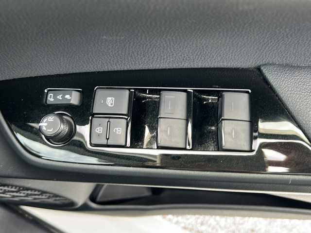 トヨタ プリウス S ツーリングセレクション 沖縄県 2019(令1)年 4.1万km ホワイトパールクリスタルシャイン ワンオーナー/純正９型ナビ/（ＡＭ／ＦＭ／ＣＤ／ＤＶＤ／ＢＴ）/フルセグＴＶ/バックモニター/トヨタセーフティーセンス/クルコン/シートヒーター/オートライト/ＥＴＣ/純正１７ＡＷ/スマートキー/ドラレコ/純正フロアマット