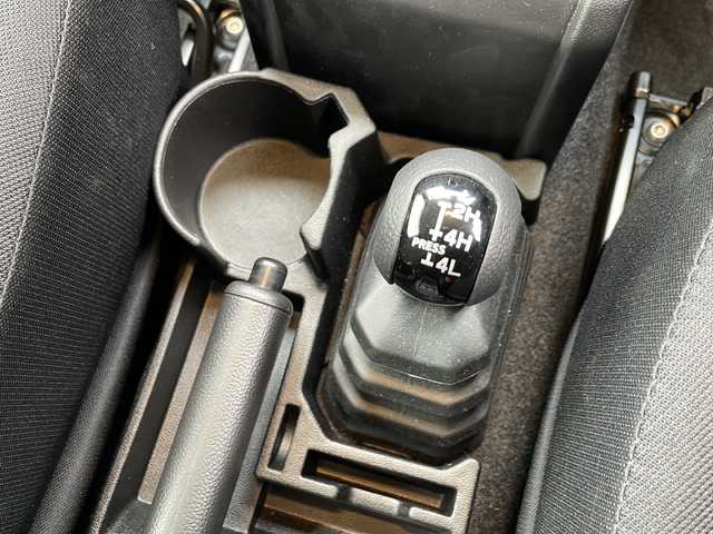 スズキ ジムニー XL 道東・釧路十勝 2024(令6)年 0.6万km キネティックイエロー ワンオーナー/4WD/社外ナビ/　（AM/FM/CD/DVD/BT/TV）/夏タイヤ積込/純正１６インチAW/ビルトインETC/シートヒーター/純正フロアマット/ドアバイザー/バンパーガード/マッドガード/オーバーフェンダー/ABS/横滑り防止/レーンキープアシスト/盗難防止装置/オートライト/コーナーセンサー/ダウンヒルアシストコントロール/アイドリングストップ/スマートキー
