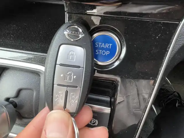 日産 セレナ e－パワー ハイウェイスター V 千葉県 2021(令3)年 4万km ブリリアントホワイトパール 2トーン プロパイロット/　衝突軽減ブレーキ/レーンキープアシスト/　レーダークルーズコントロール/オートハイビーム/　クリアランスソナー/ブラインドスポットモニター/純正１０インチナビ【MM-520D】/　フルセグ/BT/BD/DVD/CD/USB/MSV/アラウンドビューモニター/ステアリングスイッチ/デジタルインナーミラー/ＥＴＣ/両側パワースライドドア/ハンズフリーパワースライドドア/前席シートヒーター/ステアリングヒーター/LEDヘッドライト/オートライト/フォグライト/電動パーキングブレーキ/ブレーキホールド/スマートキー/プッシュスタート/フロアマット/サイドバイザー/純正15インチAW/社外ホイールスタットレスタイヤ付