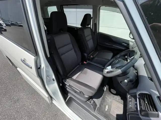 日産 セレナ e－パワー ハイウェイスター V 千葉県 2021(令3)年 4万km ブリリアントホワイトパール 2トーン プロパイロット/　衝突軽減ブレーキ/レーンキープアシスト/　レーダークルーズコントロール/オートハイビーム/　クリアランスソナー/ブラインドスポットモニター/純正１０インチナビ【MM-520D】/　フルセグ/BT/BD/DVD/CD/USB/MSV/アラウンドビューモニター/ステアリングスイッチ/デジタルインナーミラー/ＥＴＣ/両側パワースライドドア/ハンズフリーパワースライドドア/前席シートヒーター/ステアリングヒーター/LEDヘッドライト/オートライト/フォグライト/電動パーキングブレーキ/ブレーキホールド/スマートキー/プッシュスタート/フロアマット/サイドバイザー/純正15インチAW/社外ホイールスタットレスタイヤ付