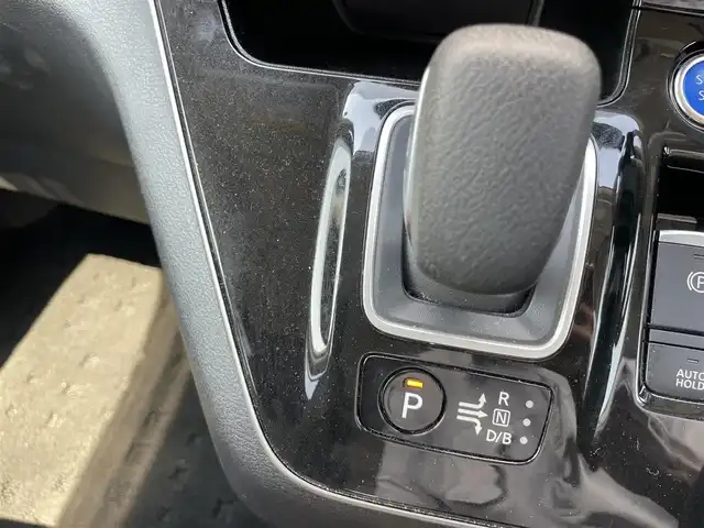 日産 セレナ e－パワー ハイウェイスター V 千葉県 2021(令3)年 4万km ブリリアントホワイトパール 2トーン プロパイロット/　衝突軽減ブレーキ/レーンキープアシスト/　レーダークルーズコントロール/オートハイビーム/　クリアランスソナー/ブラインドスポットモニター/純正１０インチナビ【MM-520D】/　フルセグ/BT/BD/DVD/CD/USB/MSV/アラウンドビューモニター/ステアリングスイッチ/デジタルインナーミラー/ＥＴＣ/両側パワースライドドア/ハンズフリーパワースライドドア/前席シートヒーター/ステアリングヒーター/LEDヘッドライト/オートライト/フォグライト/電動パーキングブレーキ/ブレーキホールド/スマートキー/プッシュスタート/フロアマット/サイドバイザー/純正15インチAW/社外ホイールスタットレスタイヤ付