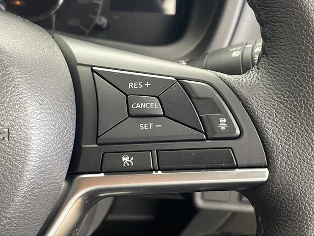 日産 ノート e－パワー メダリスト FOUR 秋田県 2019(平31)年 2.1万km ギャラクシーゴールド 4WD/社外メモリナビ　/フルセグTV/CD/DVD/Bluetooth/衝突被害軽減システム　/レーダークルーズコントロール　/レーンキープアシスト　/横滑り防止装置　/全方位カメラ　/前方ドラレコ　/前後コーナーセンサー/ＬＥＤヘッドライト　/デジタルインナーミラー　/純正アルミホイール/純正フロアマット