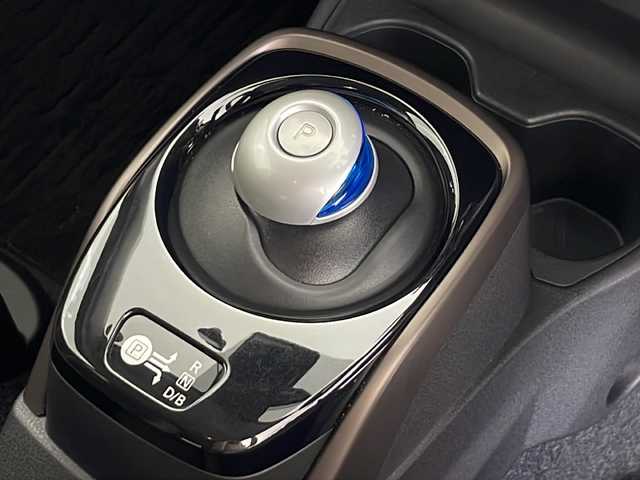 日産 ノート e－パワー メダリスト FOUR 秋田県 2019(平31)年 2.1万km ギャラクシーゴールド 4WD/社外メモリナビ　/フルセグTV/CD/DVD/Bluetooth/衝突被害軽減システム　/レーダークルーズコントロール　/レーンキープアシスト　/横滑り防止装置　/全方位カメラ　/前方ドラレコ　/前後コーナーセンサー/ＬＥＤヘッドライト　/デジタルインナーミラー　/純正アルミホイール/純正フロアマット