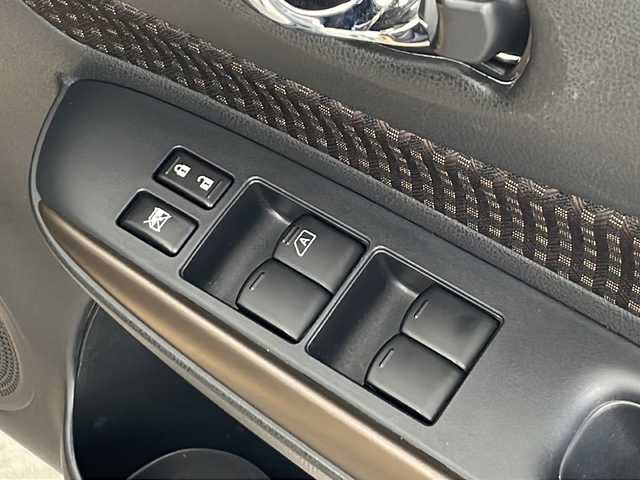 日産 ノート e－パワー メダリスト FOUR 秋田県 2019(平31)年 2.1万km ギャラクシーゴールド 4WD/社外メモリナビ　/フルセグTV/CD/DVD/Bluetooth/衝突被害軽減システム　/レーダークルーズコントロール　/レーンキープアシスト　/横滑り防止装置　/全方位カメラ　/前方ドラレコ　/前後コーナーセンサー/ＬＥＤヘッドライト　/デジタルインナーミラー　/純正アルミホイール/純正フロアマット