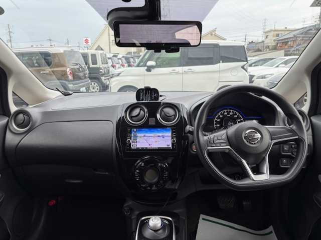 日産 ノート e－パワー X 大阪府 2017(平29)年 9.5万km ガンＭ 純正ナビ/フルセグ/アラウンドビューモニター/エマージェンシーブレーキ/車線逸脱警報/ソナー/LEDヘッドライト/ドライブレコーダー/ETC/純正アルミホイール/スマートキー×2