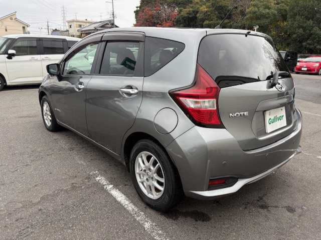 日産 ノート e－パワー X 大阪府 2017(平29)年 9.5万km ガンＭ 純正ナビ/フルセグ/アラウンドビューモニター/エマージェンシーブレーキ/車線逸脱警報/ソナー/LEDヘッドライト/ドライブレコーダー/ETC/純正アルミホイール/スマートキー×2