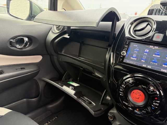 日産 ノート e－パワー X 大阪府 2017(平29)年 9.5万km ガンＭ 純正ナビ/フルセグ/アラウンドビューモニター/エマージェンシーブレーキ/車線逸脱警報/ソナー/LEDヘッドライト/ドライブレコーダー/ETC/純正アルミホイール/スマートキー×2