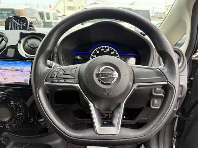 日産 ノート e－パワー X 大阪府 2017(平29)年 9.5万km ガンＭ 純正ナビ/フルセグ/アラウンドビューモニター/エマージェンシーブレーキ/車線逸脱警報/ソナー/LEDヘッドライト/ドライブレコーダー/ETC/純正アルミホイール/スマートキー×2