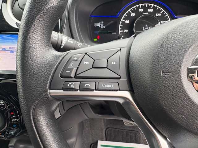 日産 ノート e－パワー X 大阪府 2017(平29)年 9.5万km ガンＭ 純正ナビ/フルセグ/アラウンドビューモニター/エマージェンシーブレーキ/車線逸脱警報/ソナー/LEDヘッドライト/ドライブレコーダー/ETC/純正アルミホイール/スマートキー×2