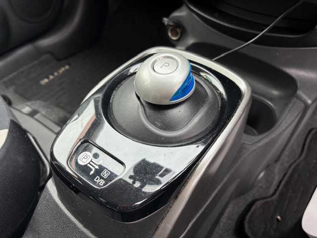 日産 ノート e－パワー X 大阪府 2017(平29)年 9.5万km ガンＭ 純正ナビ/フルセグ/アラウンドビューモニター/エマージェンシーブレーキ/車線逸脱警報/ソナー/LEDヘッドライト/ドライブレコーダー/ETC/純正アルミホイール/スマートキー×2