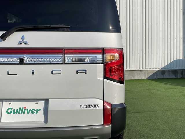 三菱 デリカＤ：５ ジャスパー 香川県 2023(令5)年 1.5万km ホワイトダイヤモントド/グラファイトグレーメタリック 三菱e-Assist/・衝突軽減ブレーキ/・車線逸脱警報/・アダプティブクルーズコントロール/・オートハイビームアシスト/・ブラインドスポットモニター/純正10.1型ナビ/【CD.DVD.USB.SD.BT】/フルセグTV/全方位カメラ　/リラックスルームイルミネーション/両側電動スライド　/パワーバックドア/パワーシート　/シートヒーター　/ハーフレザーシート/ハンドルヒーター　/パドルシフト　/革巻きステアリング　/ＬＥＤライト　/ＬＥＤフォグライト/電動パーキングブレーキ/オートホールド/ドライブレコーダー　/ETC/シートカバー/電動パーキングブレーキ