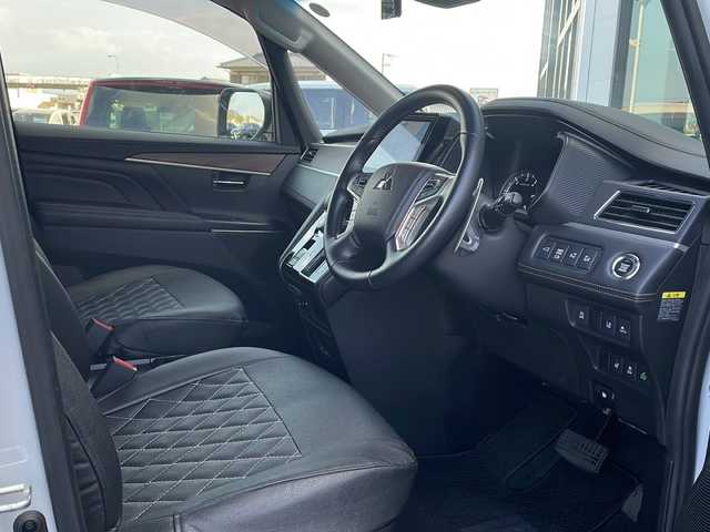 三菱 デリカＤ：５ ジャスパー 香川県 2023(令5)年 1.5万km ホワイトダイヤモントド/グラファイトグレーメタリック 三菱e-Assist/・衝突軽減ブレーキ/・車線逸脱警報/・アダプティブクルーズコントロール/・オートハイビームアシスト/・ブラインドスポットモニター/純正10.1型ナビ/【CD.DVD.USB.SD.BT】/フルセグTV/全方位カメラ　/リラックスルームイルミネーション/両側電動スライド　/パワーバックドア/パワーシート　/シートヒーター　/ハーフレザーシート/ハンドルヒーター　/パドルシフト　/革巻きステアリング　/ＬＥＤライト　/ＬＥＤフォグライト/電動パーキングブレーキ/オートホールド/ドライブレコーダー　/ETC/シートカバー/電動パーキングブレーキ