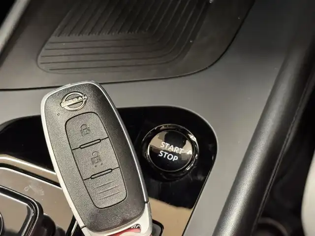 日産 ノート X 群馬県 2024(令6)年 3万km バーガンディー 安全性能/・エマージェンシーブレーキ/・プロパイロット/・ブラインドスポットモニター/・車線逸脱防止支援/・速度標識表示/・駐車支援/・後退時車両検知/純正9インチメモリナビ/　　BT/フルセグ/    USB/HDMI/FM/AM/    AppleCarPlay/AndroidAuto/アラウンドビューモニター/デジタルインナーミラー/オートLEDヘッドライト/オートブレーキホールド/電動パーキングブレーキ/スマートキー/置くだけ充電/ビルドインETC2.0