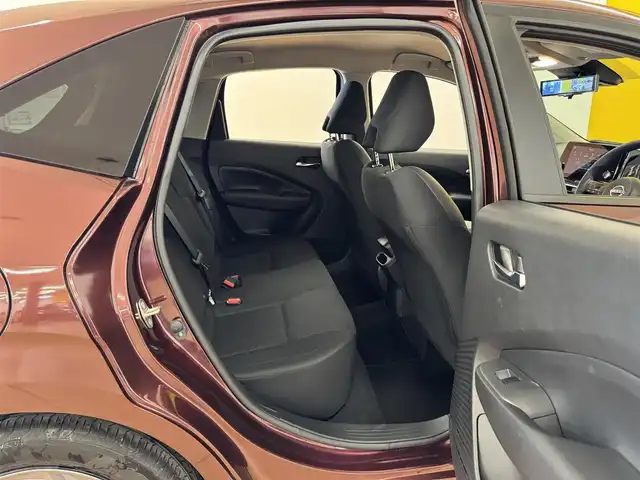 日産 ノート X 群馬県 2024(令6)年 3万km バーガンディー 安全性能/・エマージェンシーブレーキ/・プロパイロット/・ブラインドスポットモニター/・車線逸脱防止支援/・速度標識表示/・駐車支援/・後退時車両検知/純正9インチメモリナビ/　　BT/フルセグ/    USB/HDMI/FM/AM/    AppleCarPlay/AndroidAuto/アラウンドビューモニター/デジタルインナーミラー/オートLEDヘッドライト/オートブレーキホールド/電動パーキングブレーキ/スマートキー/置くだけ充電/ビルドインETC2.0