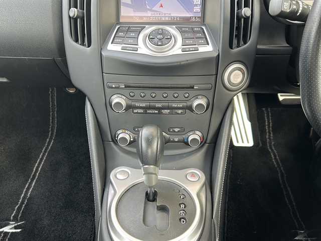 日産 フェアレディ Ｚ 静岡県 2013(平25)年 6.4万km ダイヤモンドブラック 純正メモリナビ/・CD/・DVD/・フルセグＴＶ/・Bluetooth/・AM/・FM/主要装備/・横滑り防止装置/・パドルシフト/・バックカメラ/・ETC/・ステリモ/・純正フロアマット/・純正アルミホイール/・キセノンヘッドライト/・オートライト/スマートキー/・プッシュスタート