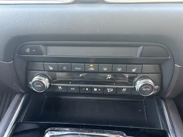 マツダ ＣＸ－８ XD Lパッケージ 熊本県 2018(平30)年 5.5万km ソウルレッドクリスタルM 純正ナビ/・AM/FM/CD/DVD/USB/AUX/BT/・フルセグTV/全周囲カメラ/・フロント/サイド/バック/アイドリングストップ/車間認知支援システム/スマートブレーキサポート/ブラインドスポットモニター/レーンキープアシストシステム/交通標識認識システム/ドライバーアテンションアラート/オートマチックハイビーム/アダプティブクルーズコントロール/ヘッドアップディスプレイ/前後コーナーセンサー/革巻きステアリング/・ステアリングリモコン/・ステアリングヒーター/レザーシート/・D/N席＋二列目シートヒーター/・D/N席エアシート/・D/N席パワーシート/・D席シートメモリー/BOSEサウンド/オートライト/・LEDライト/・フォグランプ/社外後席用モニター/パワーバックドア/電動格納ミラー/・ウィンカーミラー/前後ドライブレコーダー（ZDR-015）/電動サイドブレーキ/・オートホールドブレーキ/ETC/ルーフレール/ドアバイザー/純正フロアマット/純正アルミホイール/スマートキー/・スペアキー