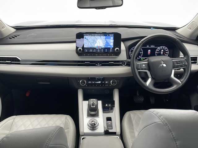 三菱 アウトランダー ＰＨＥＶ P 千葉県 2022(令4)年 3.2万km コスミックブルーマイカ ワンオーナー　/サンルーフ/純正ナビ（ＡｐｐｌＣａｒＰｌａｙ・ＢＴ・フルセグ）/全周囲カメラ　/純正前後ドライブレコーダー　/ビルトインＥＴＣ２．０　/前後クリアランスソナー　/ e-Assist/・衝突被害軽減ブレーキシステム/・踏み間違い衝突防止アシスト［EAPM］/・車線逸脱警報システム[LDW]/・車線維持支援機能［LKA］/・レーダークルーズコントロール/・後側方車両検知警報システム [BSW]/・標識認識システム[TSR]/・ヘッドアップディスプレイ/・ブラインドスポットモニター/横滑り防止/アイドリングストップ/BOSEプレミアムサウンド/運転席・助手席シートヒーター/パワーバックドア/ステアリングヒーター/運転席・助手席パワーシート/純正フロアマット/純正20インチAW/オートライト/オートマチックハイビーム/LEDヘッドライト/フォグライト/スマートキー/プッシュスタート/保証書/取扱説明書