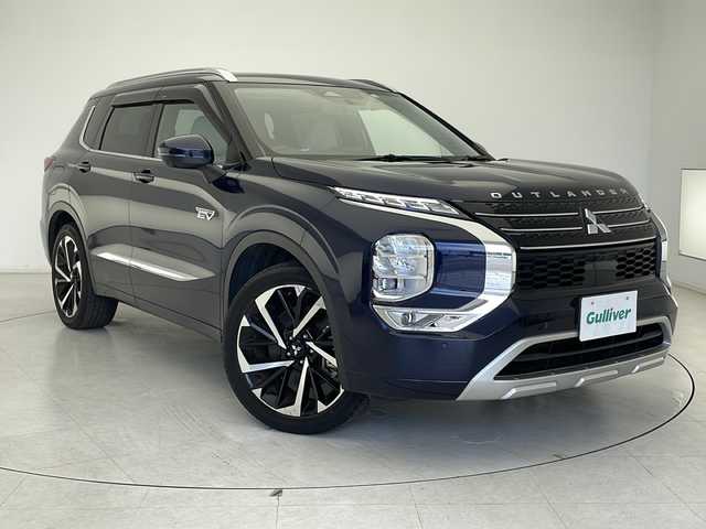三菱 アウトランダー ＰＨＥＶ P 千葉県 2022(令4)年 3.2万km コスミックブルーマイカ ワンオーナー　/サンルーフ/純正ナビ（ＡｐｐｌＣａｒＰｌａｙ・ＢＴ・フルセグ）/全周囲カメラ　/純正前後ドライブレコーダー　/ビルトインＥＴＣ２．０　/前後クリアランスソナー　/ e-Assist/・衝突被害軽減ブレーキシステム/・踏み間違い衝突防止アシスト［EAPM］/・車線逸脱警報システム[LDW]/・車線維持支援機能［LKA］/・レーダークルーズコントロール/・後側方車両検知警報システム [BSW]/・標識認識システム[TSR]/・ヘッドアップディスプレイ/・ブラインドスポットモニター/横滑り防止/アイドリングストップ/BOSEプレミアムサウンド/運転席・助手席シートヒーター/パワーバックドア/ステアリングヒーター/運転席・助手席パワーシート/純正フロアマット/純正20インチAW/オートライト/オートマチックハイビーム/LEDヘッドライト/フォグライト/スマートキー/プッシュスタート/保証書/取扱説明書